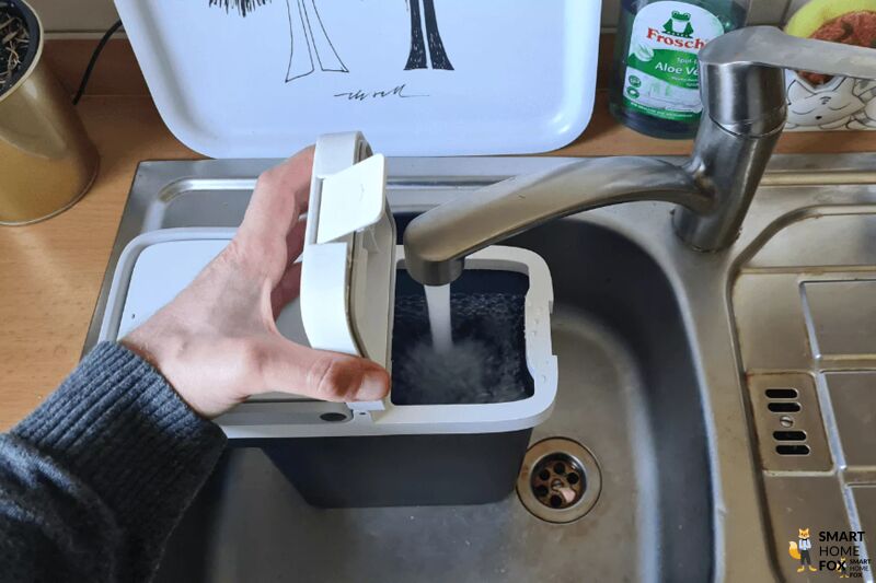 Der Frischwassertank des Roborock S8 Pro Ultra wird mit Wasser gefüllt.